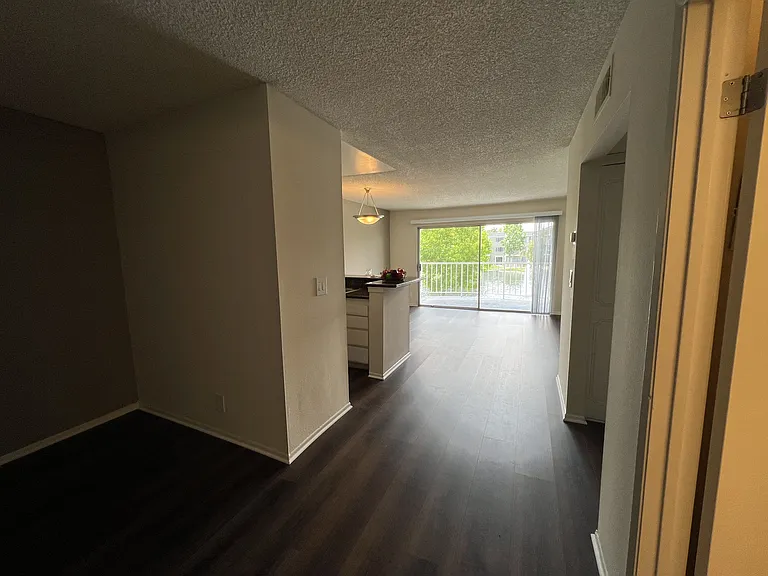 Versailles on the Lake Apartments — Photo 65