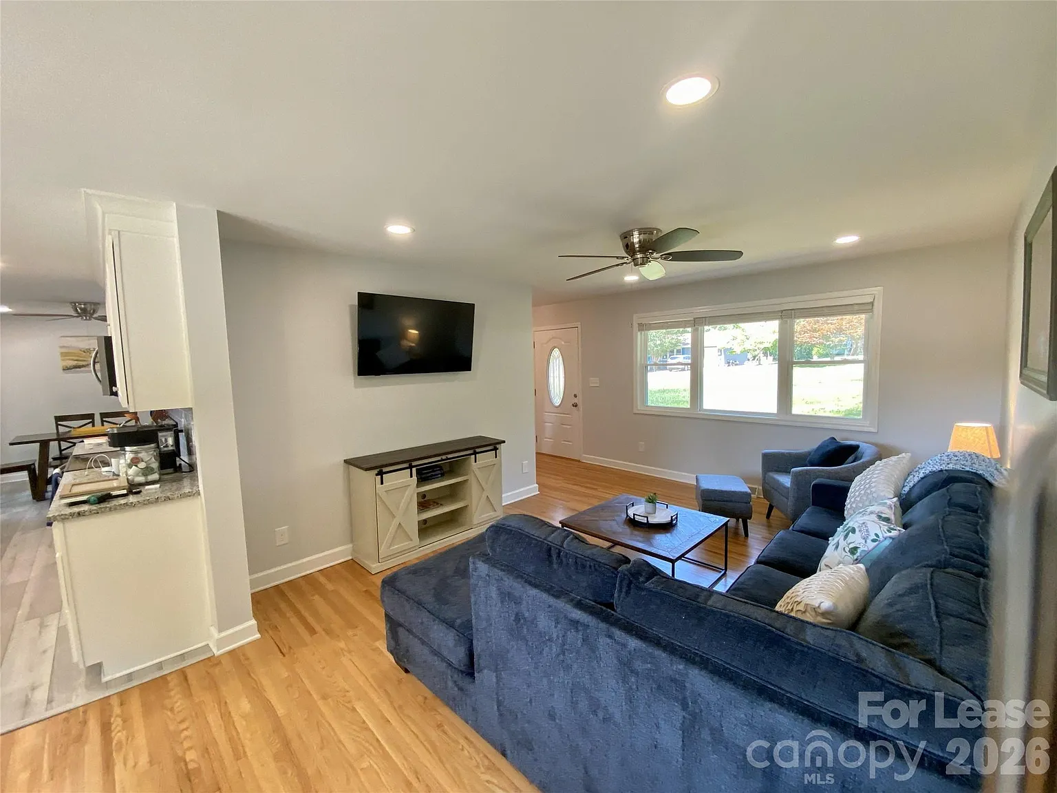 3 bed, 2.0 bath, 1216 sqft, $2,750 — Photo 3