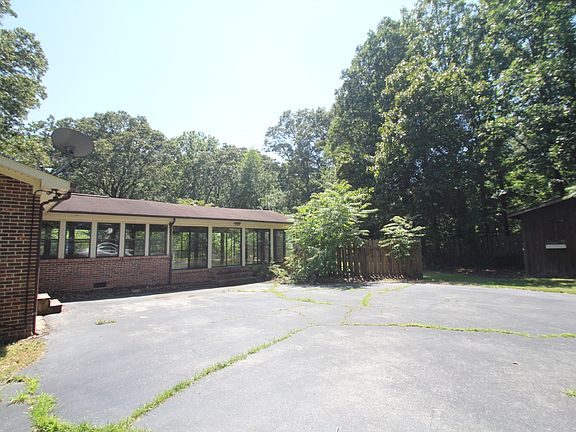 3rd image of 450 Stewart Ln
