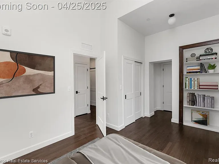 389 Saint Clair St #201 — Photo 10