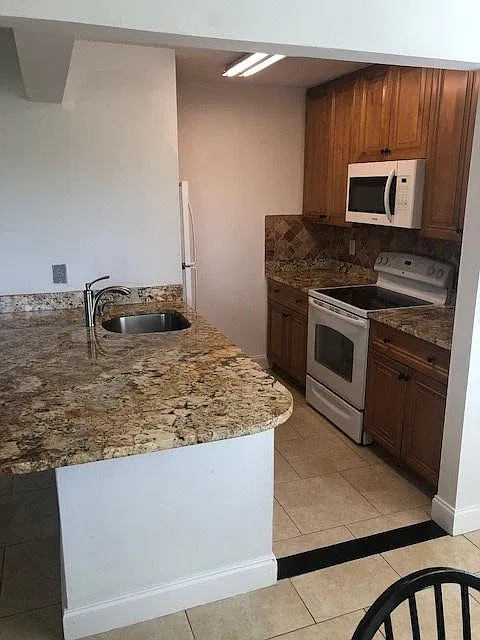 2 bed, 900 sqft, $2,000 — Photo 3