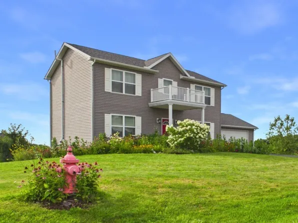 150 Woodsedge Dr, Lansing, NY 14882