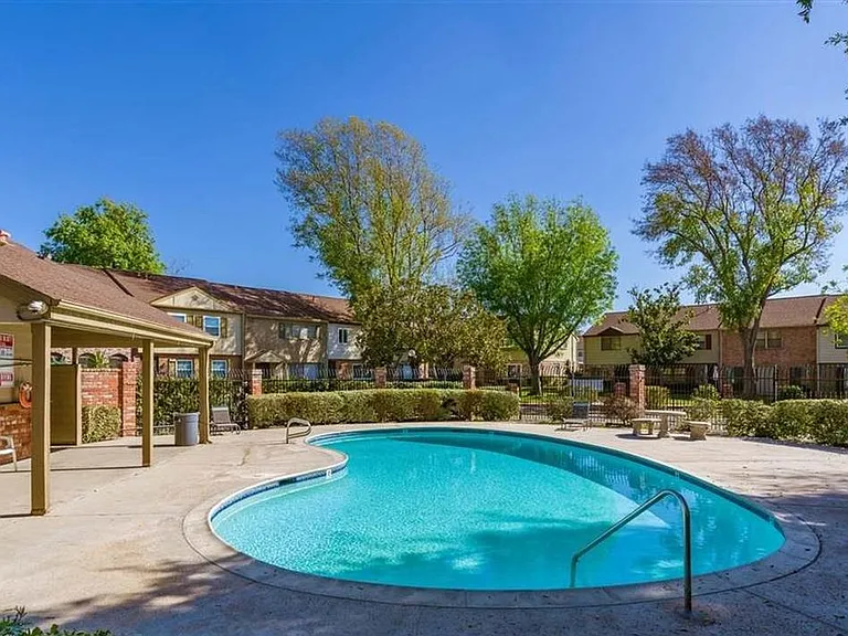 1280 Denver Ln #E — Photo 16