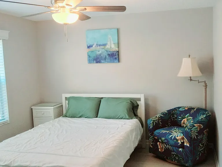 Guest bedroom - queen bed