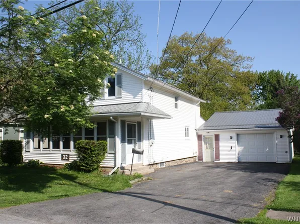 32 Church St, Middleport, NY 14105