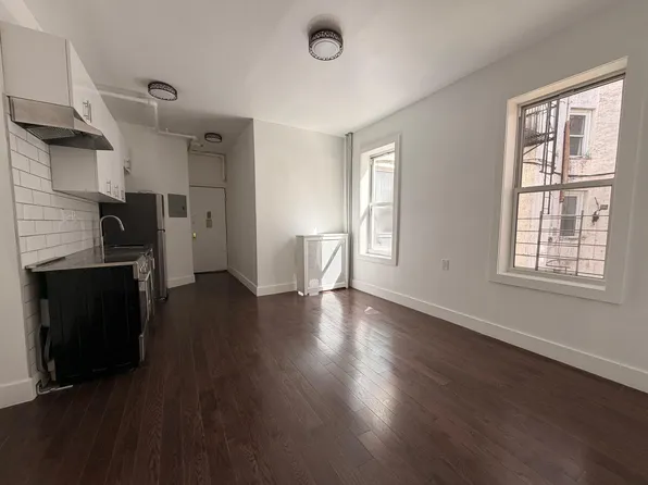 490 Ocean Pkwy APT 3, Brooklyn, NY 11218