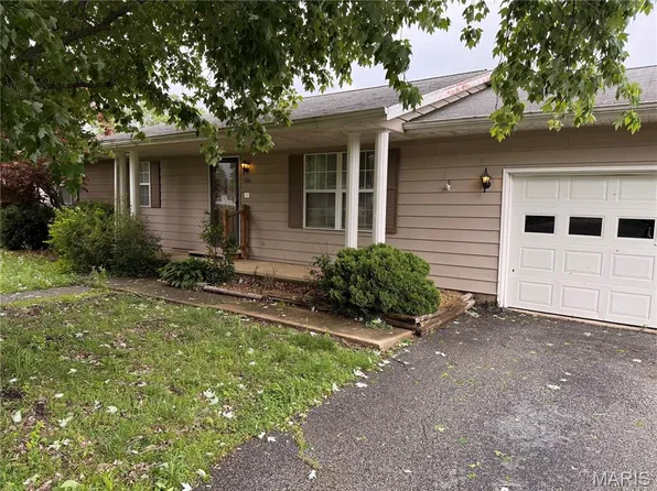 306 Dewolf St, Odin, IL 62870