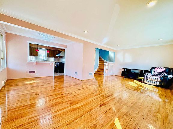 3rd image of 6606 N Damen Ave