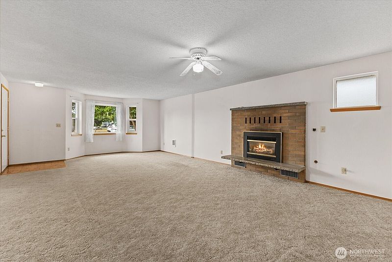 5th image of 825 Livingston Bay Shore Drive