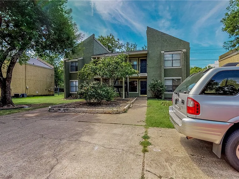 303 Manuel Dr #B — Photo 3