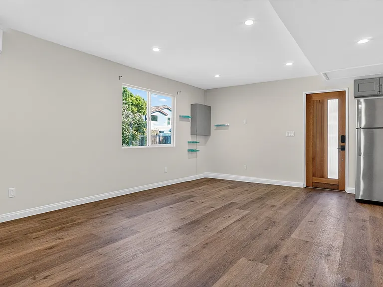 4711 Tyrone Ave — Photo 39