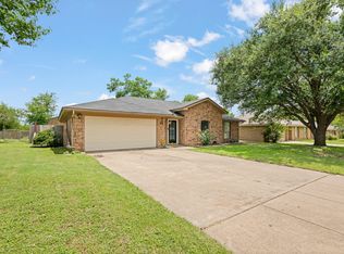 1215 Sandstone Dr, Cleburne, TX 76033