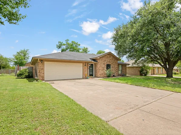 1215 Sandstone Dr, Cleburne, TX 76033
