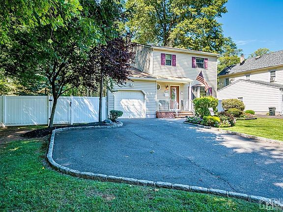4th image of 146 Golf Ave W