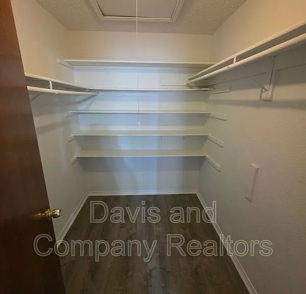 4422 Fairgate Dr — Photo 16