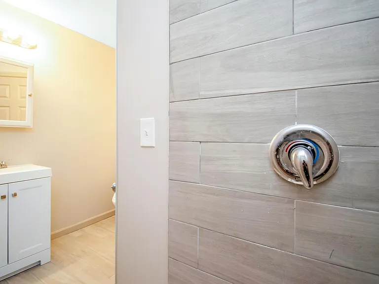 479 Farmington Ave #203 — Photo 8
