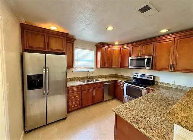 4 bed, 2.0 bath, 1580 sqft, $2,450 — Photo 2