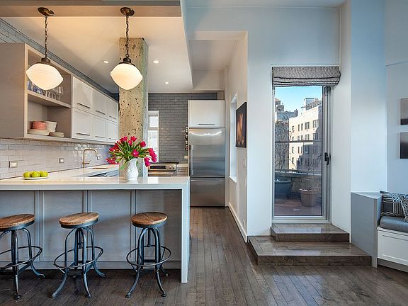 4th image of 20 E 9th St #14TU