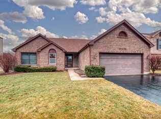27W078 Chestnut Ln, Winfield, IL 60190