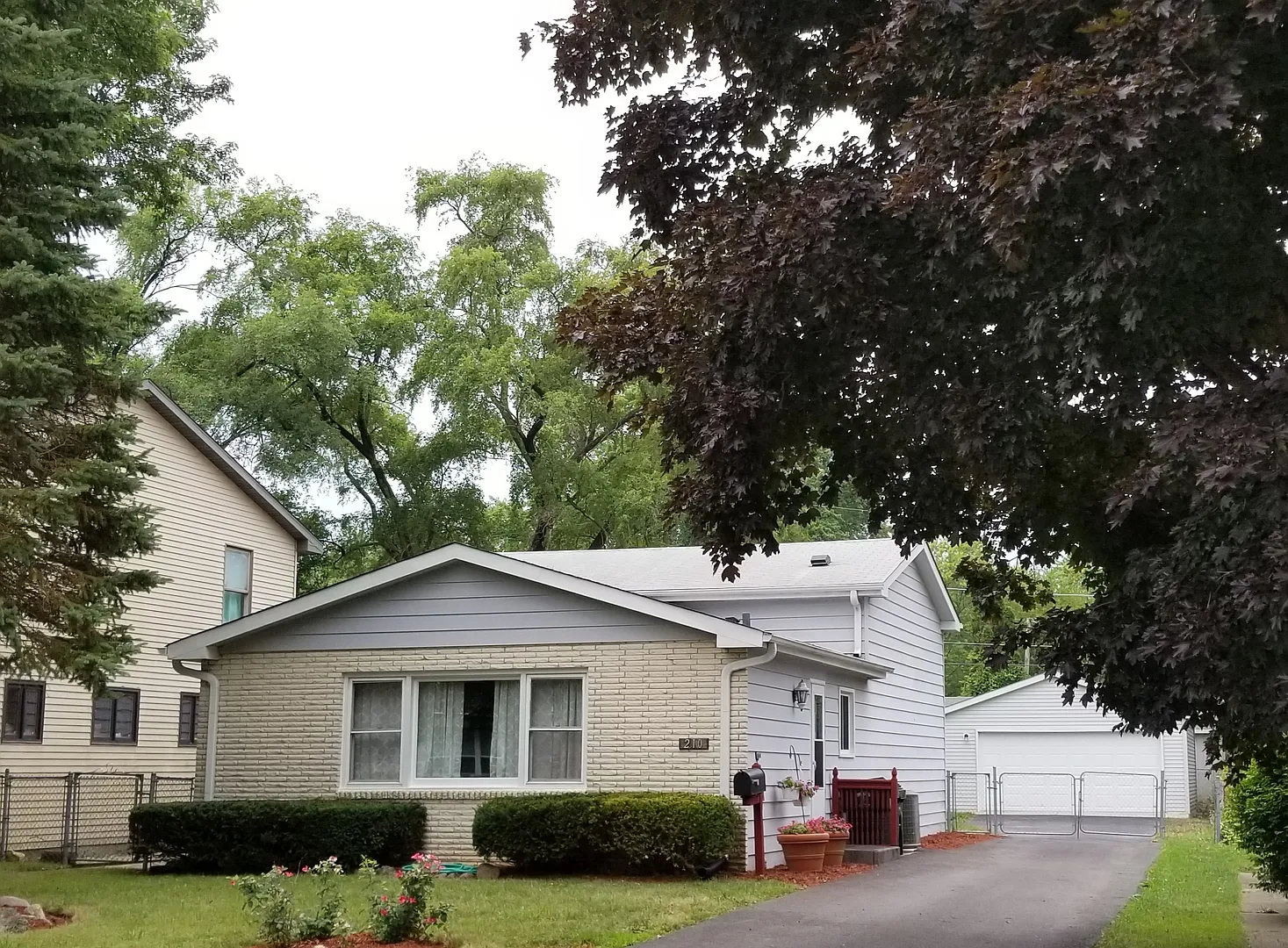210 N Prairie Ave photo 1