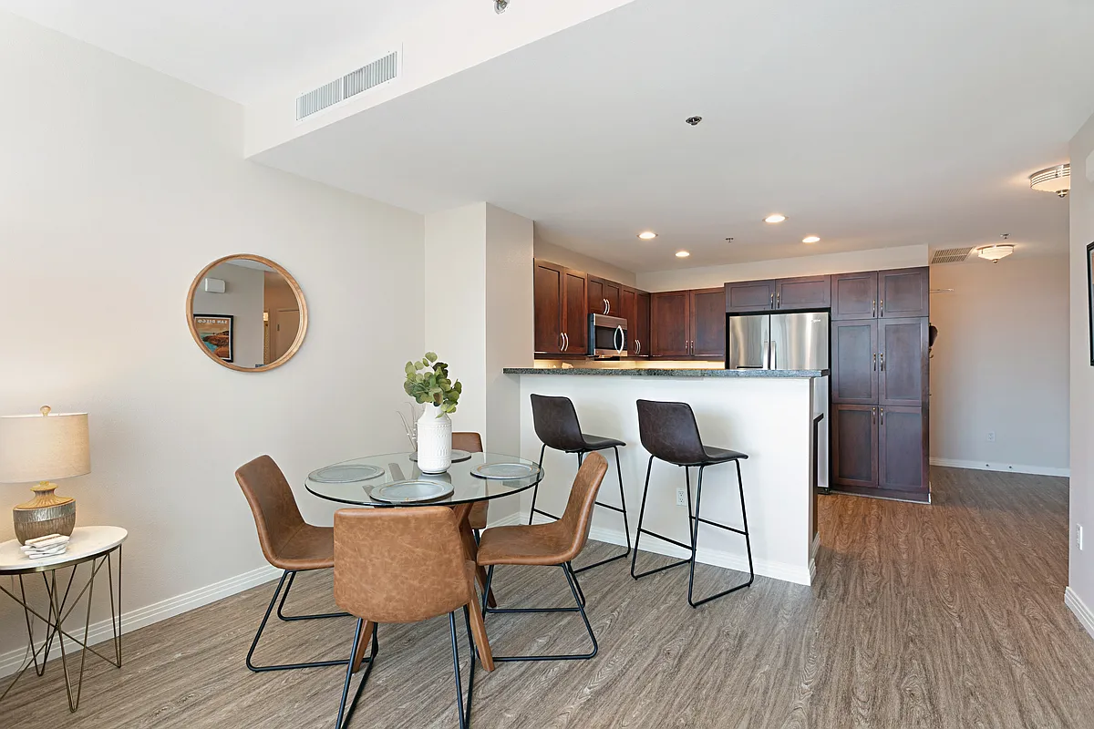 2 bed, 1090 sqft, $5,600 — Photo 4