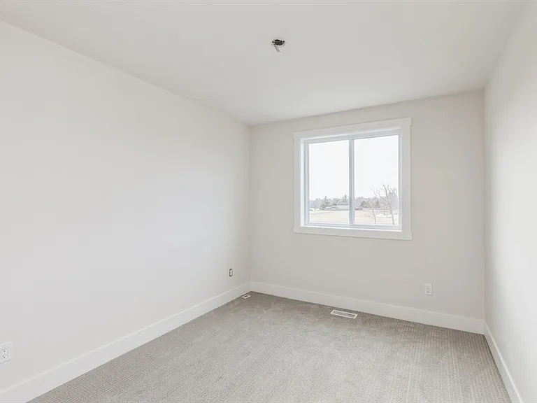 915 Henryson St — Photo 29