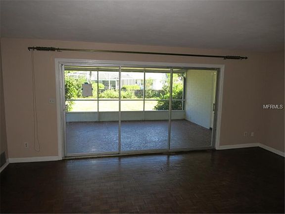 3rd image of 527 Ensenada Dr