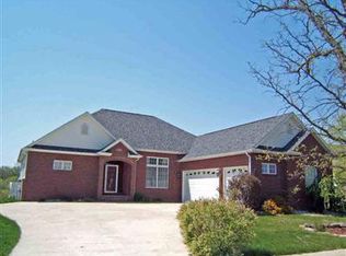 440 Woodland Ponds Dr, Flushing, MI 48433