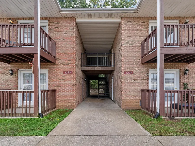 Parkway Pl - 1237 — Photo 2