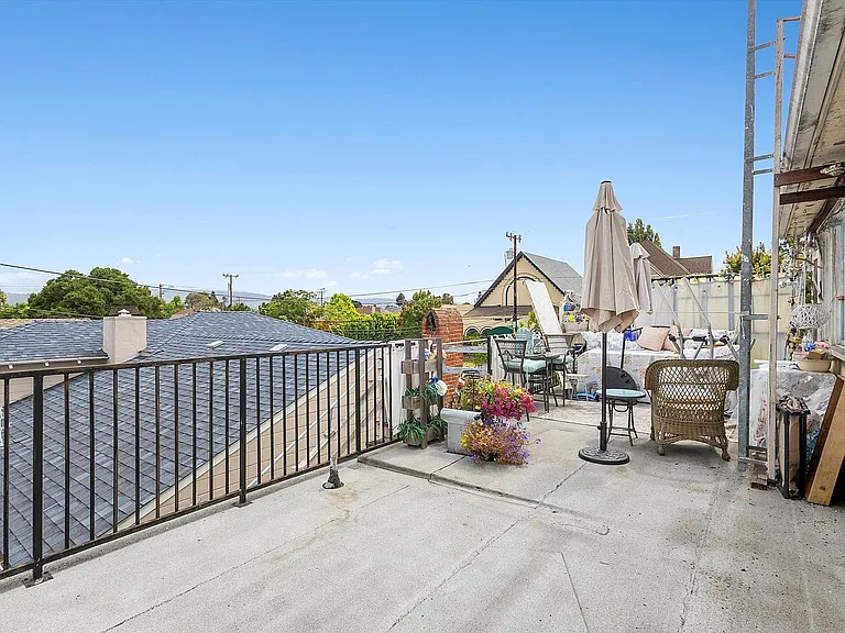 1501 Grand St #D - Studio | 1 bath — Photo 11