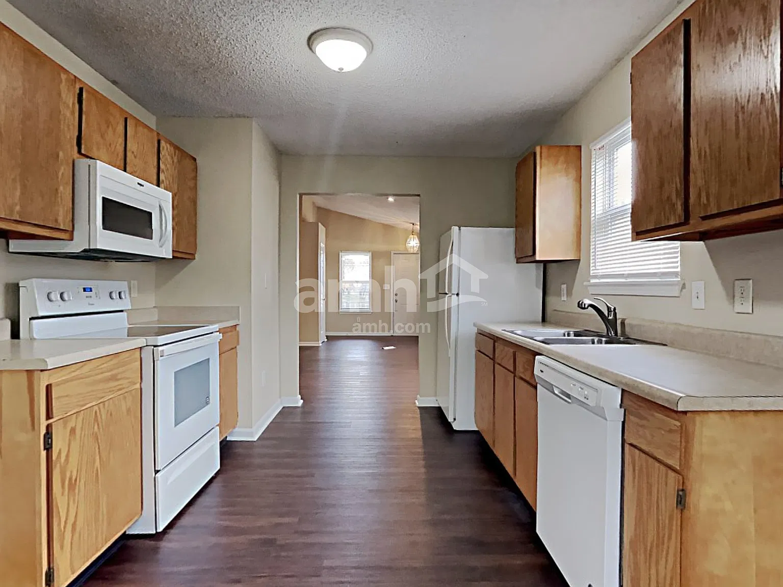 3 bed, 2.0 bath, 1240 sqft, $1,775 — Photo 3