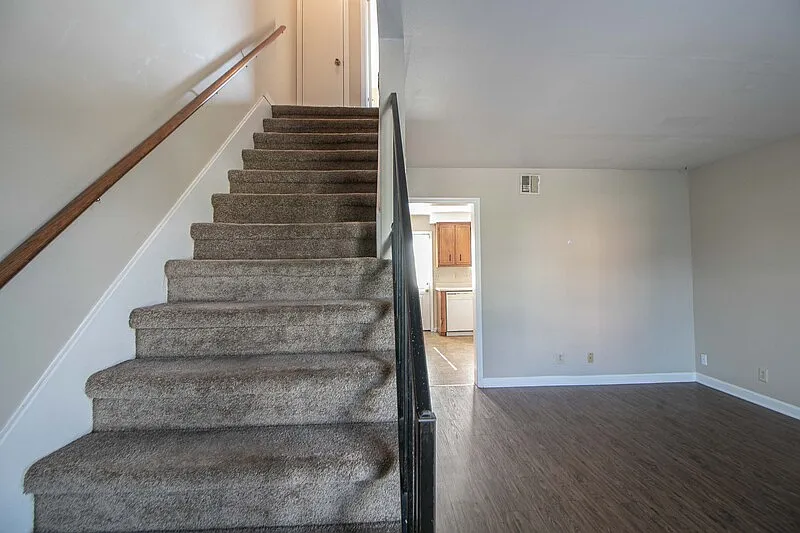 2 bed, 1.5 bath, 1000 sqft, $830 — Photo 2