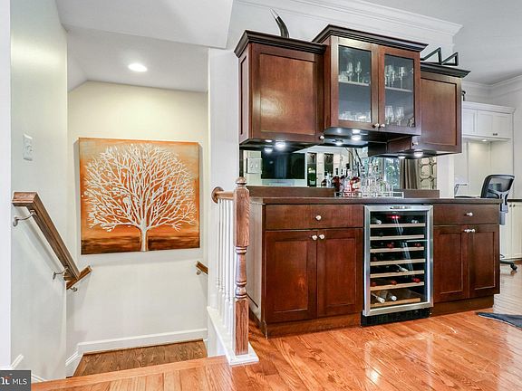 4th image of 4096 Glendale Way