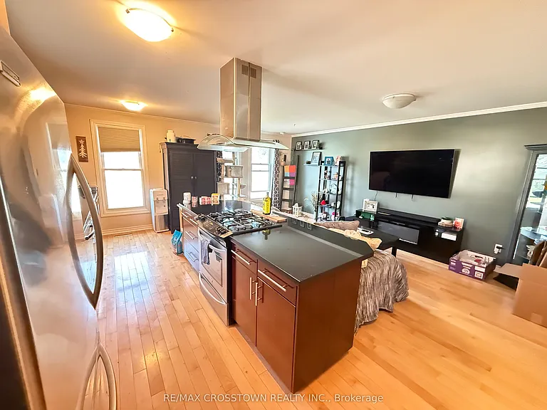 28 Austen Ln — Photo 3