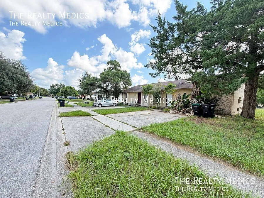 Fantastic 2 Bed 2 Bath Duplex With A Huge Backyard!! — Photo 2