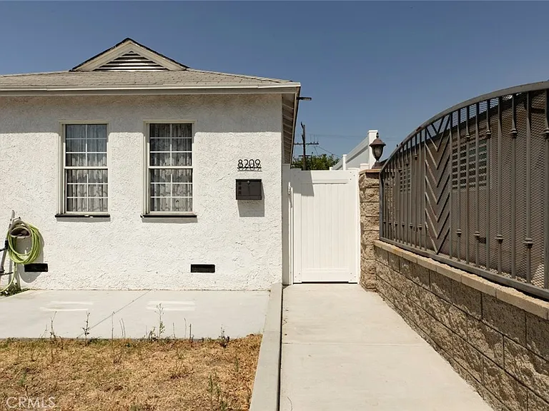 8209 Bellingham Ave — Photo 1