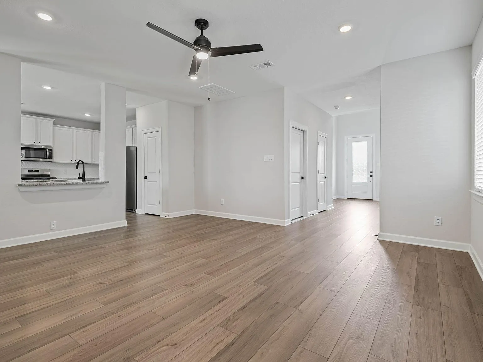 4 bed, 2.5 bath, 2339 sqft, $3,015 — Photo 4