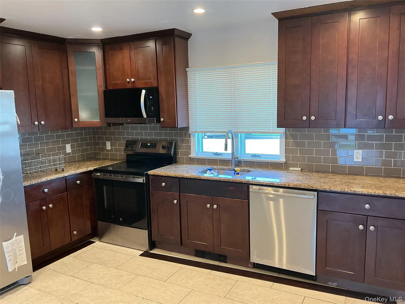 5 bed, 2.0 bath, 1945 sqft, $4,500 — Photo 2