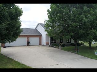 137 Prancer Dr, Heyworth, IL 61745