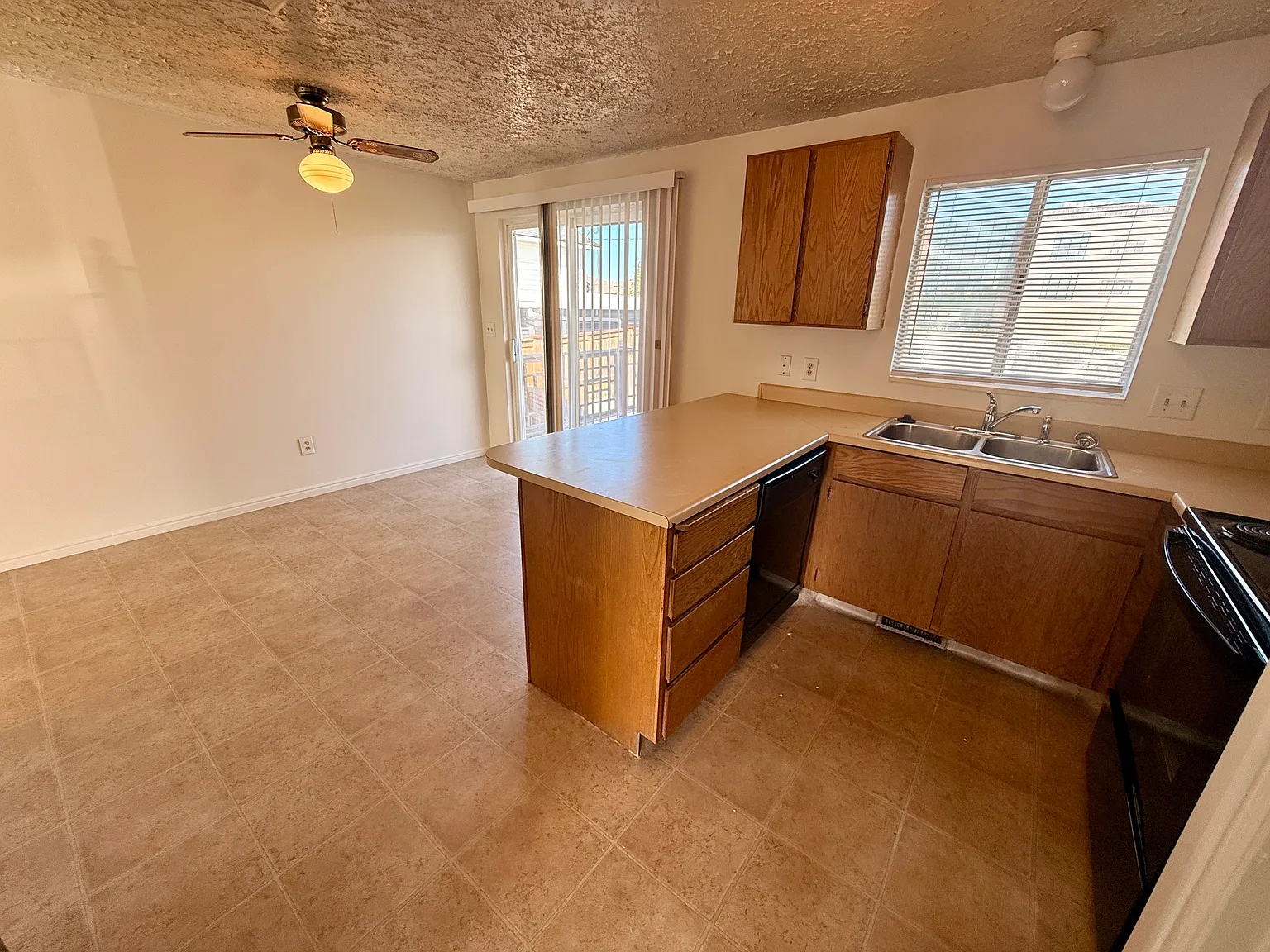 3 bed, 1.5 bath, 1482 sqft, $1,995 — Photo 4