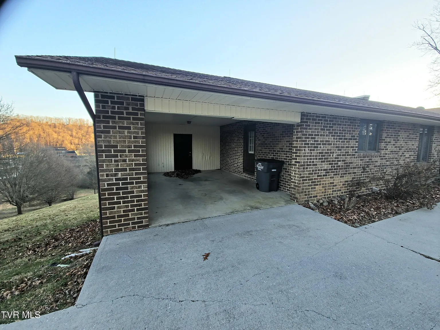 4 bed, 3977 sqft, $2,700 — Photo 3