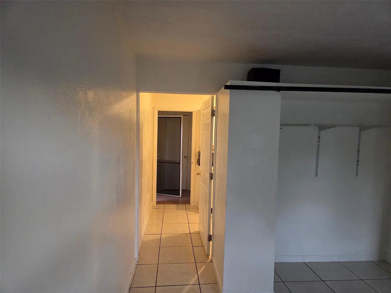 1 bed, 1.0 bath, 1670 sqft, $1,200 — Photo 3