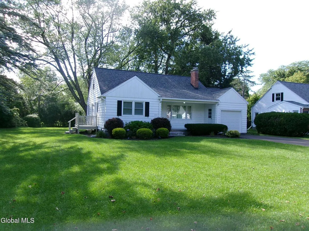 3 bed, 1.0 bath, 1236 sqft, $2,500 — Photo 3