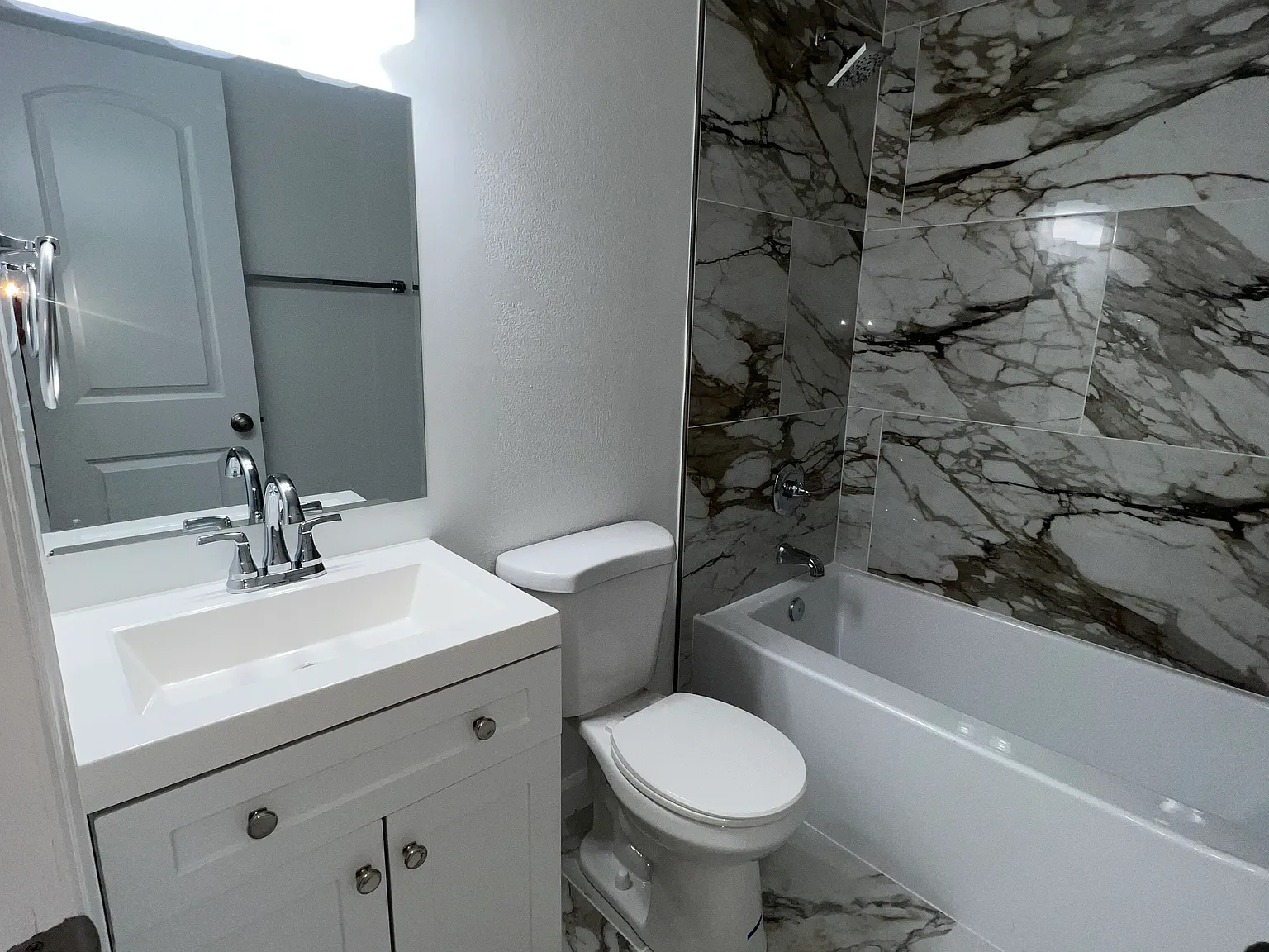 Fitz Carlton Apartments — Photo 4