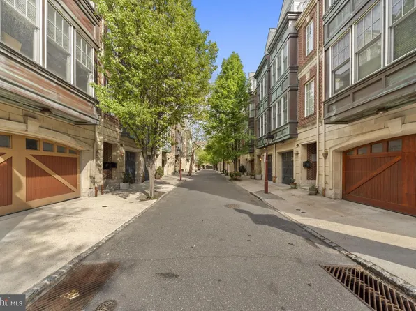 220 Gaskill St, Philadelphia, PA 19147