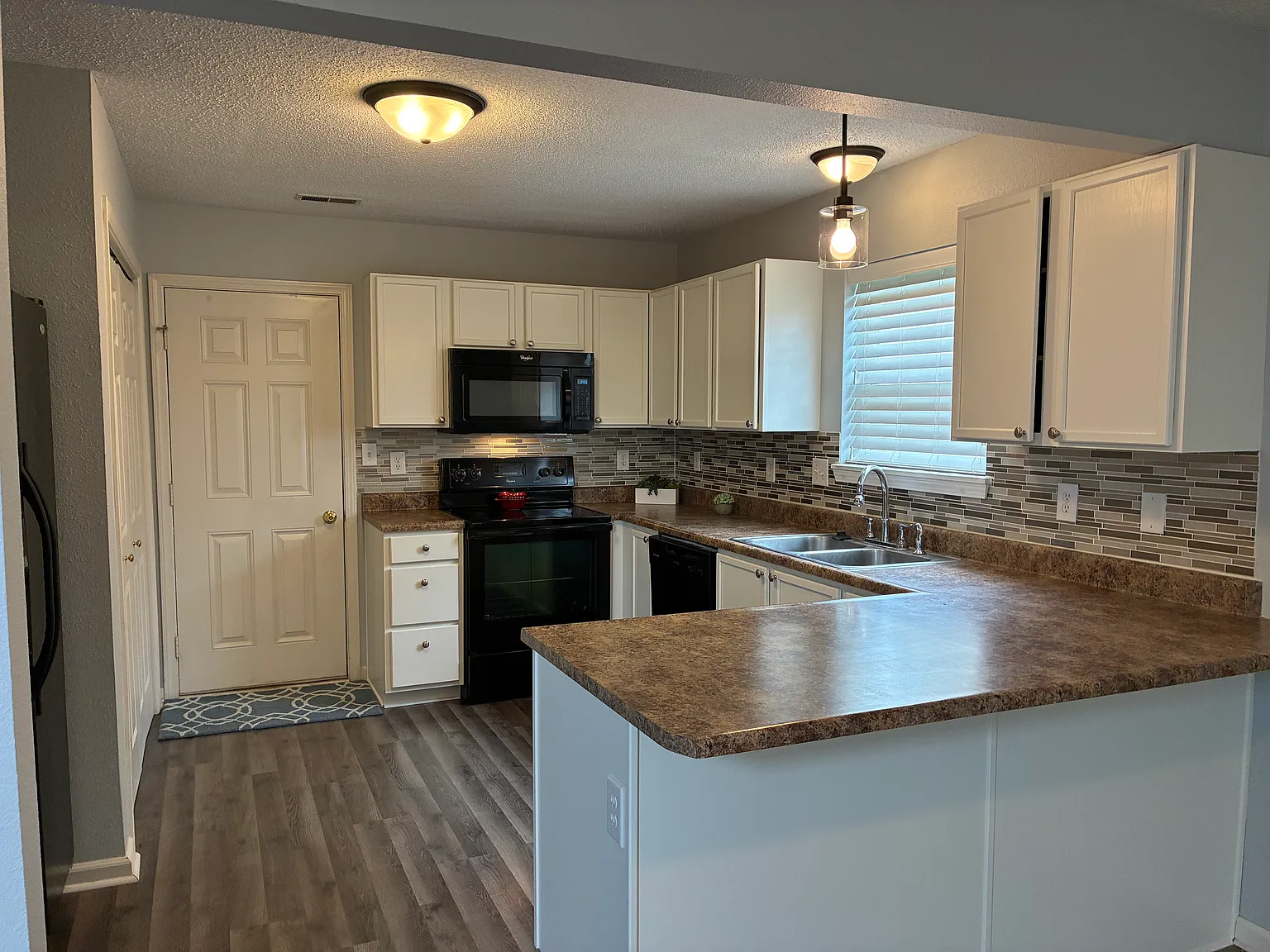 3 bed, 2.5 bath, 1763 sqft, $1,900 — Photo 2