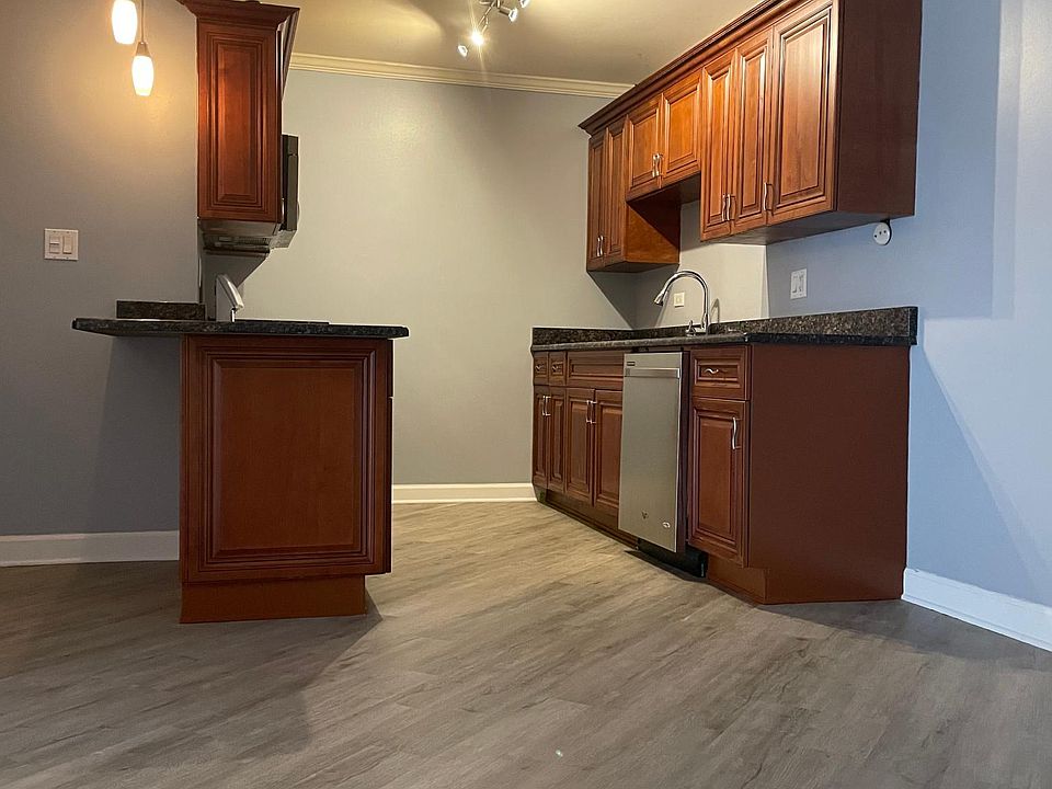 1st image of 16W525 Mockingbird Ln APT 201