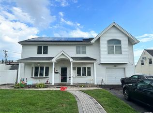 43 Crag Ln, Levittown, NY 11756