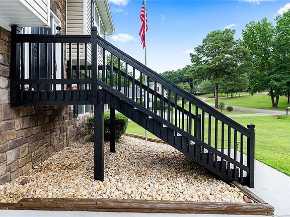 4th image of 18 Lantern Cir SE