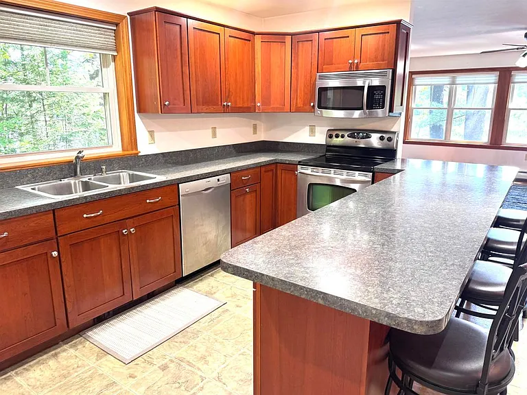 250 Elm St — Photo 3